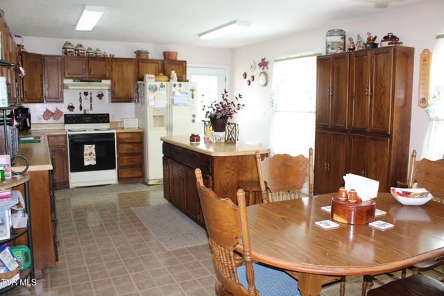 1704 Balls Chapel Road, Rose Hill, VA 24281