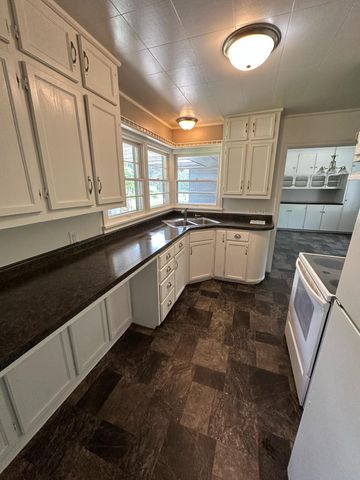 332 E Pleasant Avenue, Ellsworth, WI 54011