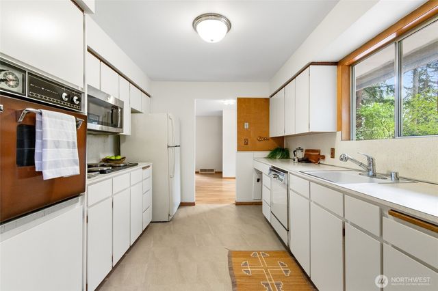 15822 34th Avenue NE, Lake Forest Park, WA 98155