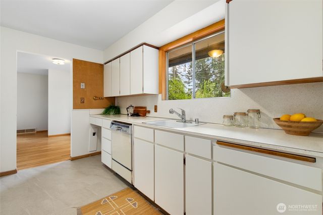 15822 34th Avenue NE, Lake Forest Park, WA 98155