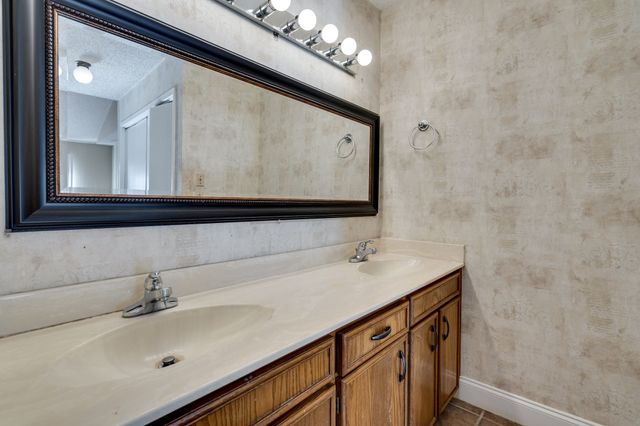 613 Hunters Glen Street, Lewisville, TX 75067