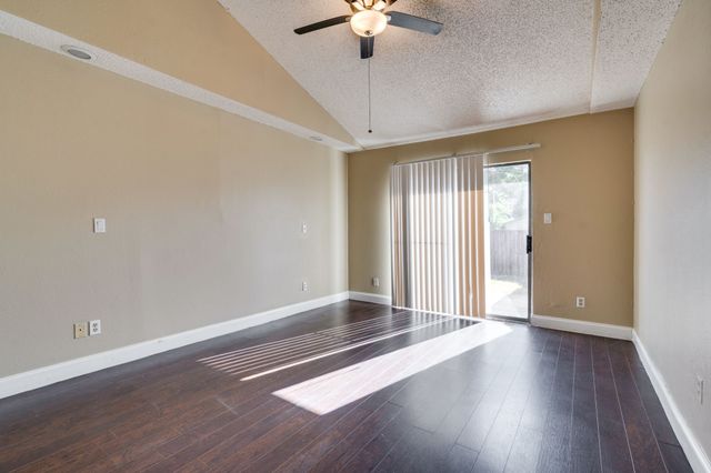 613 Hunters Glen Street, Lewisville, TX 75067