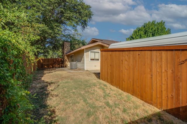 613 Hunters Glen Street, Lewisville, TX 75067