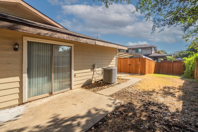 613 Hunters Glen Street, Lewisville, TX 75067