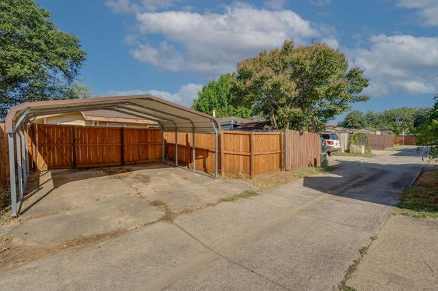613 Hunters Glen Street, Lewisville, TX 75067