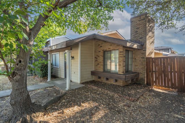 613 Hunters Glen Street, Lewisville, TX 75067