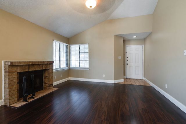 613 Hunters Glen Street, Lewisville, TX 75067