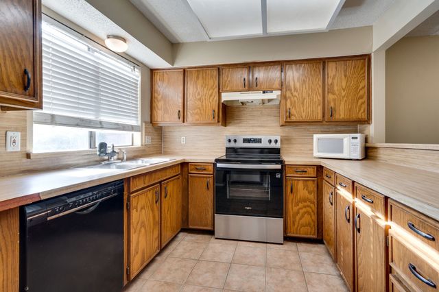 613 Hunters Glen Street, Lewisville, TX 75067