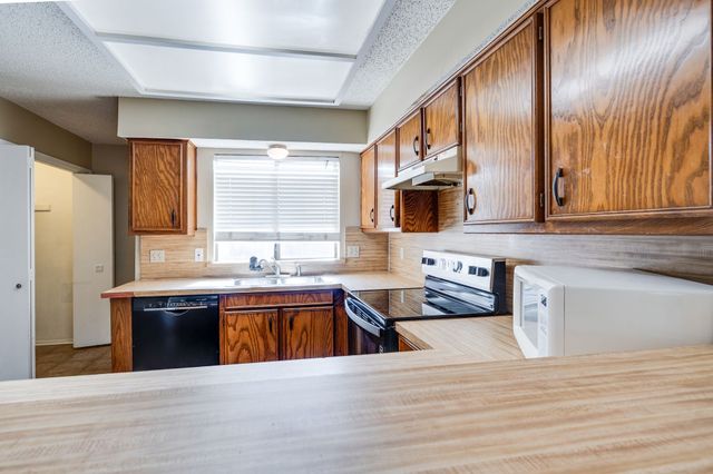 613 Hunters Glen Street, Lewisville, TX 75067