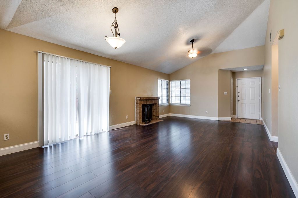 613 Hunters Glen Street, Lewisville, TX 75067