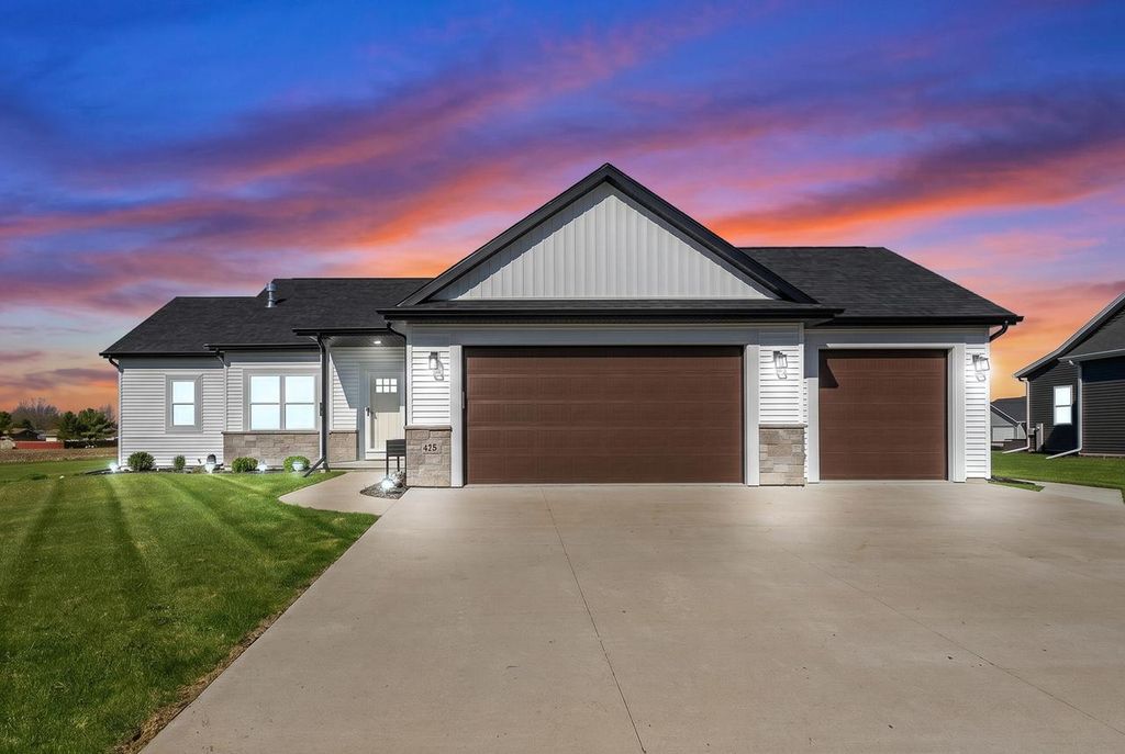 425 East STREET, Juneau, WI 53039