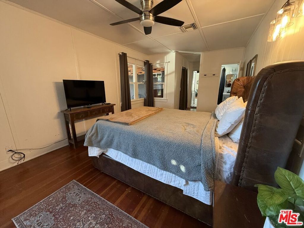 Image 11 of property listing at 5902 Lemp Avenue, North Hollywood, CA 91601