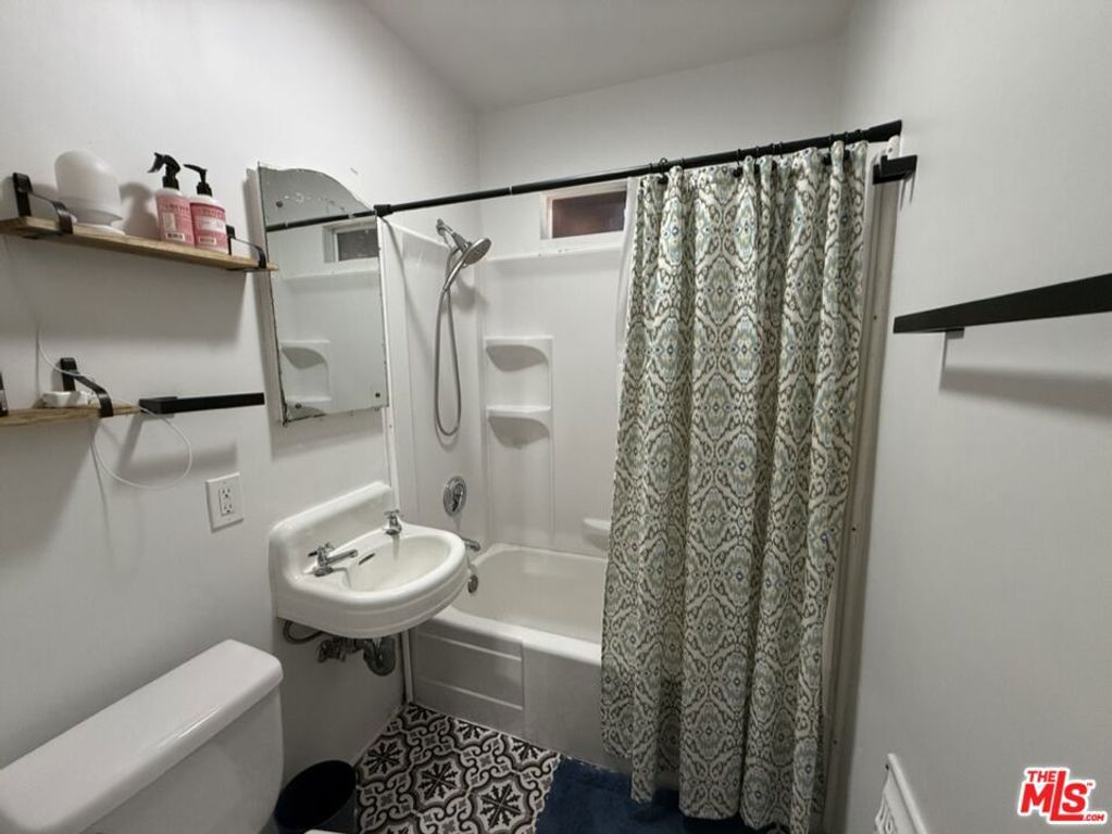 Image 15 of property listing at 5902 Lemp Avenue, North Hollywood, CA 91601