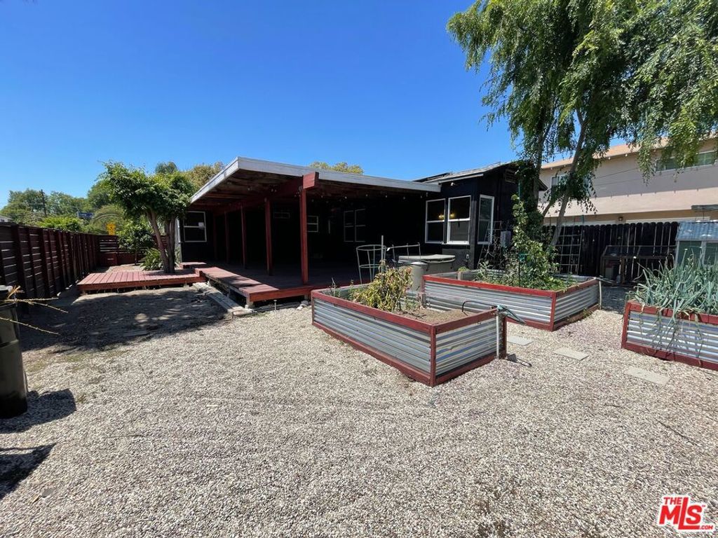 Image 21 of property listing at 5902 Lemp Avenue, North Hollywood, CA 91601