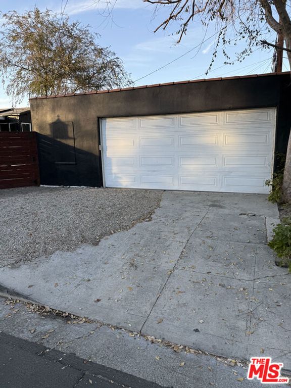Image 23 of property listing at 5902 Lemp Avenue, North Hollywood, CA 91601
