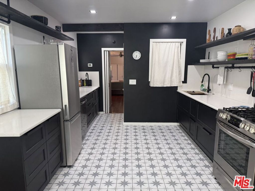 Image 6 of property listing at 5902 Lemp Avenue, North Hollywood, CA 91601