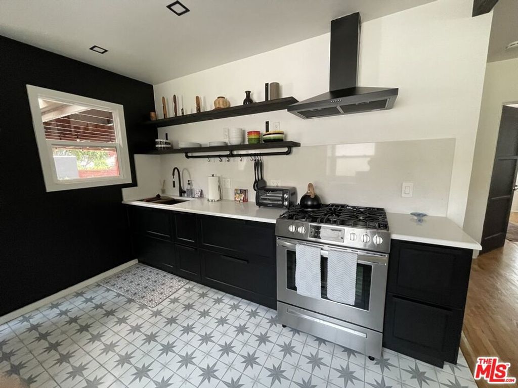 Image 7 of property listing at 5902 Lemp Avenue, North Hollywood, CA 91601