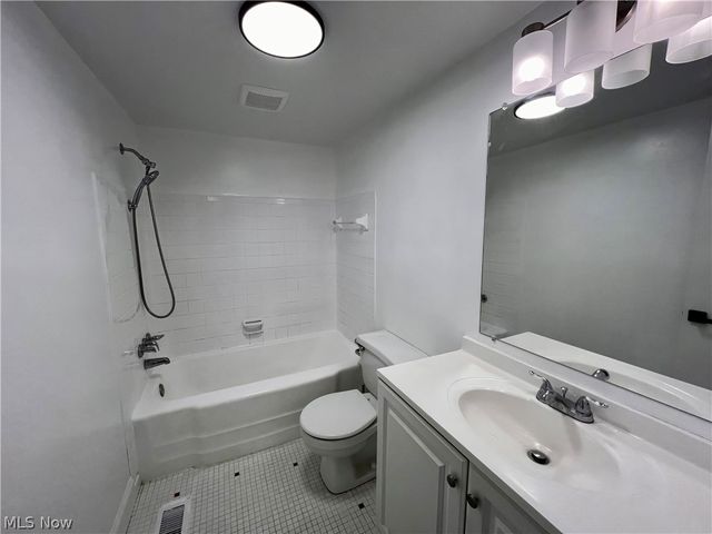 6910 Carriage Hill Drive 101, Brecksville, OH 44141