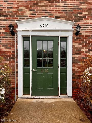 6910 Carriage Hill Drive 101, Brecksville, OH 44141