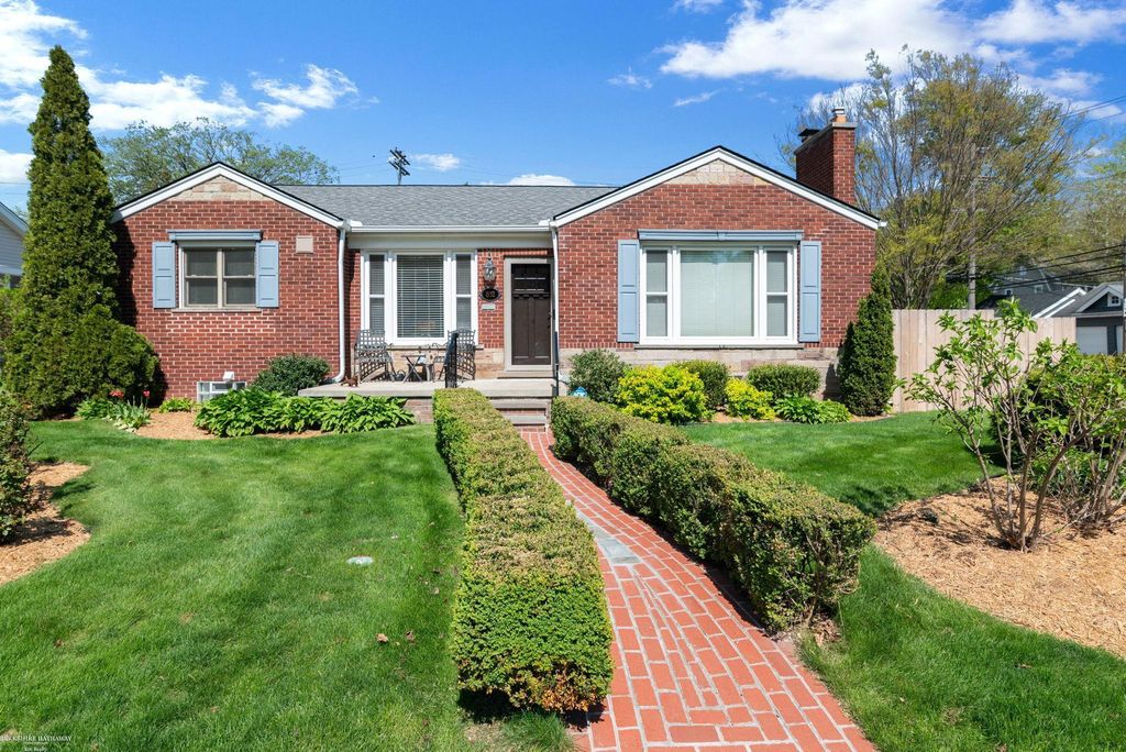 832 Loraine Street, Grosse Pointe, MI 48230