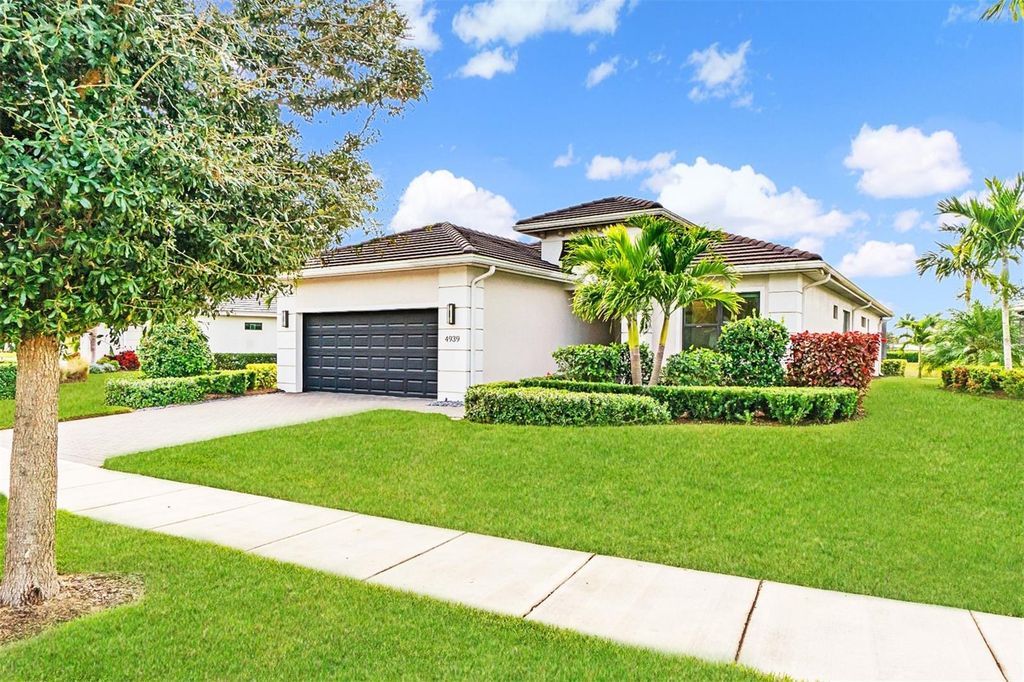 Image 5 of property listing at 4939 SURFSIDE CIRCLE, Bradenton, FL 34211