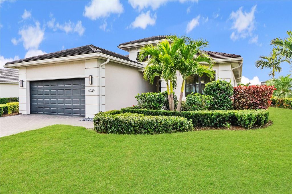 Image 6 of property listing at 4939 SURFSIDE CIRCLE, Bradenton, FL 34211