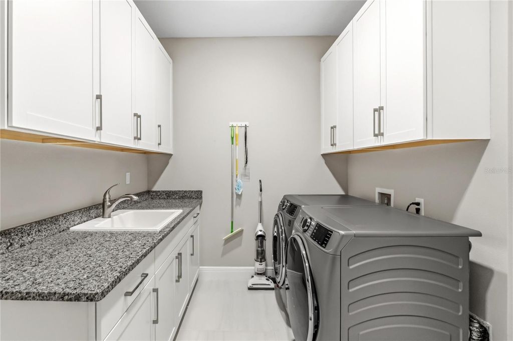 Image 56 of property listing at 4939 SURFSIDE CIRCLE, Bradenton, FL 34211