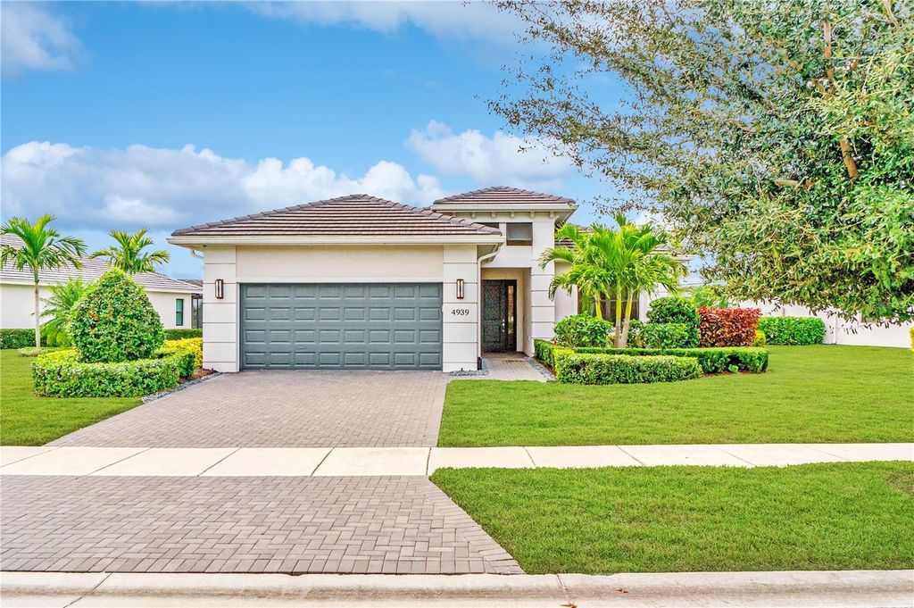 Image 7 of property listing at 4939 SURFSIDE CIRCLE, Bradenton, FL 34211