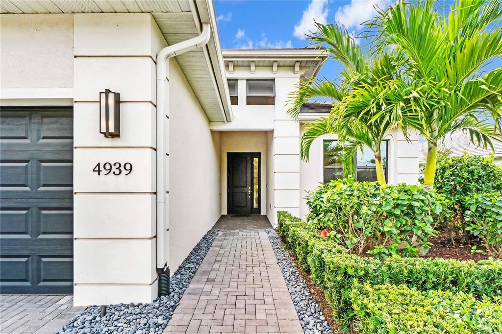 Image 8 of property listing at 4939 SURFSIDE CIRCLE, Bradenton, FL 34211