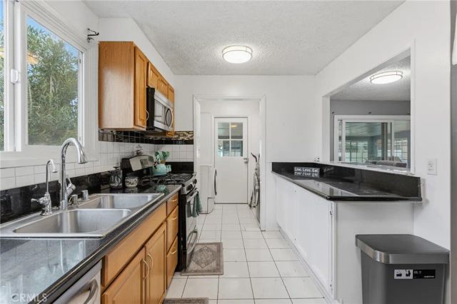 8233 Fallbrook, West Hills, CA 91304