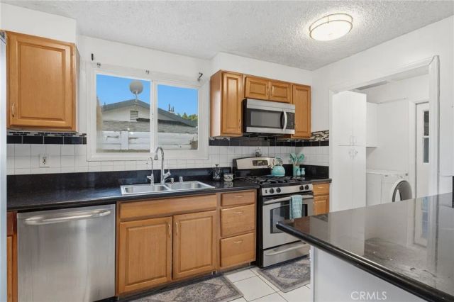 8233 Fallbrook, West Hills, CA 91304