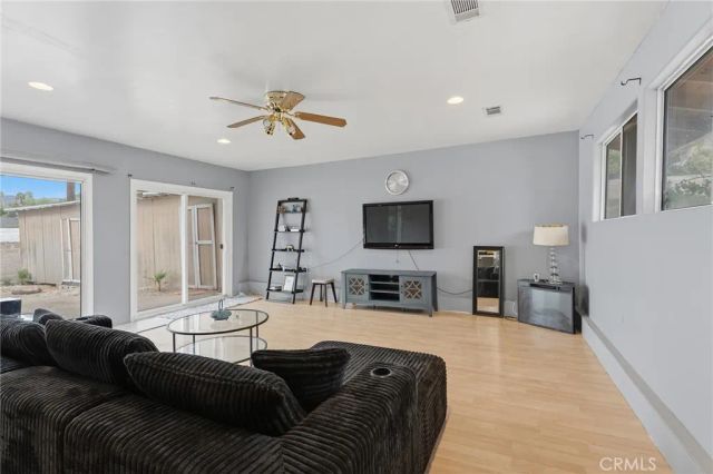 8233 Fallbrook, West Hills, CA 91304