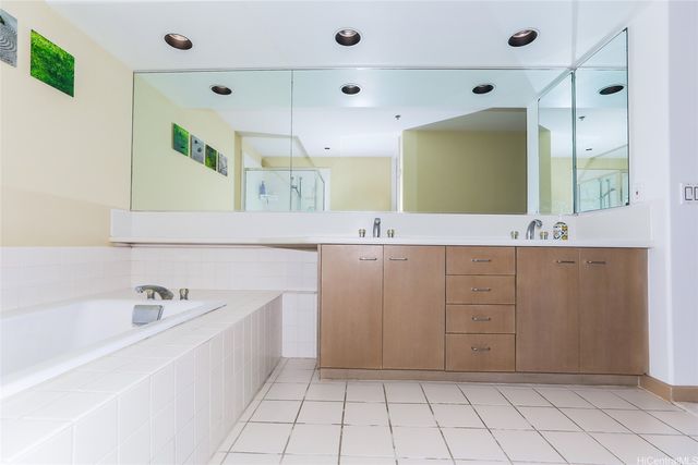 1 Keahole Place 2113, Honolulu, HI 96825