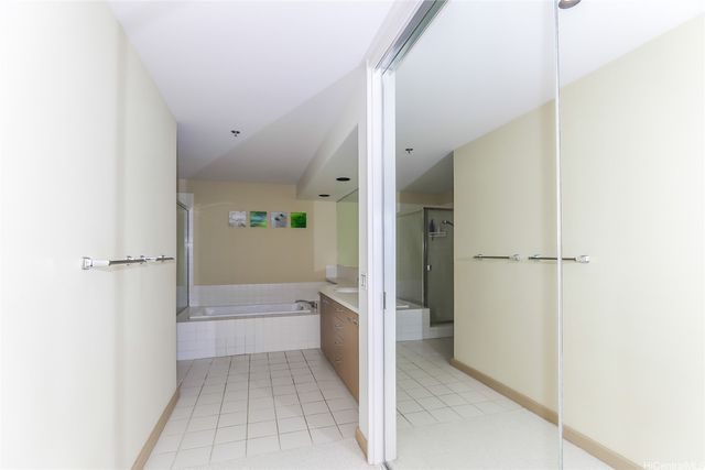 1 Keahole Place 2113, Honolulu, HI 96825