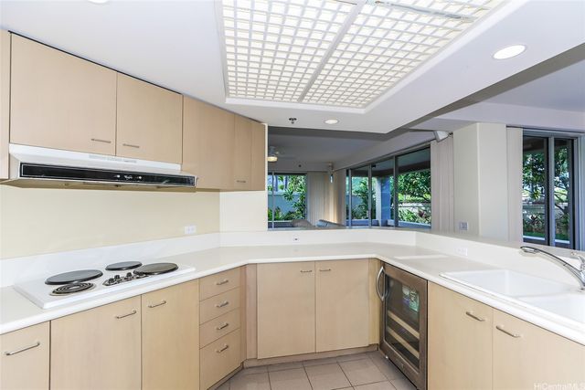 1 Keahole Place 2113, Honolulu, HI 96825