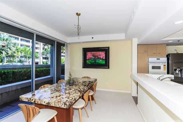 1 Keahole Place 2113, Honolulu, HI 96825