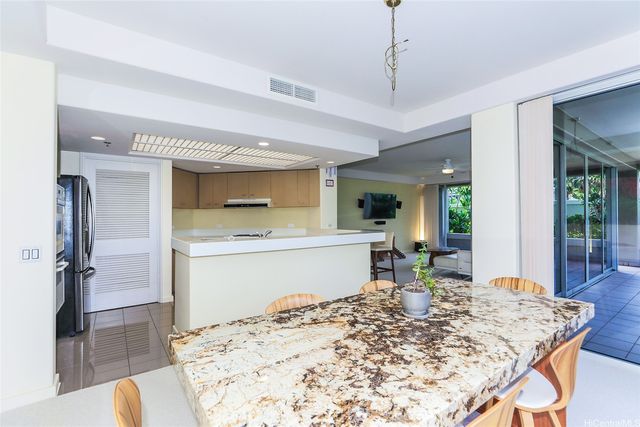 1 Keahole Place 2113, Honolulu, HI 96825
