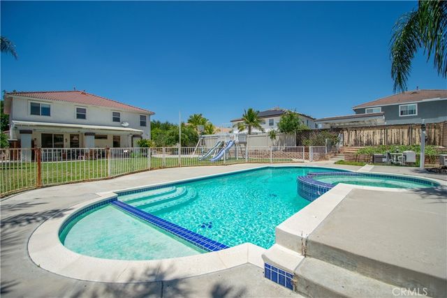 925 Hemingway Drive, Corona, CA 92878