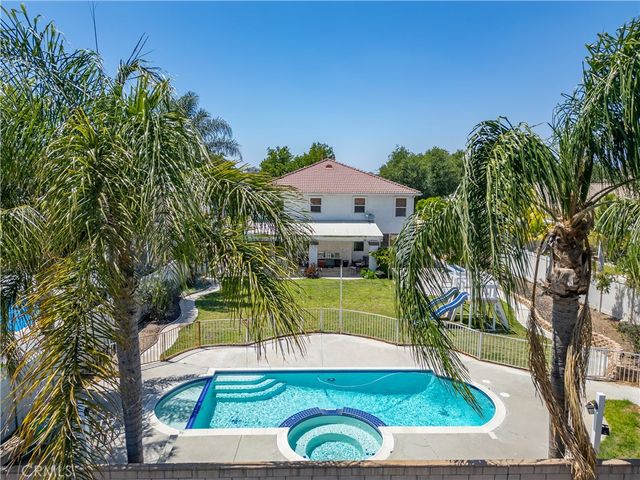 925 Hemingway Drive, Corona, CA 92878