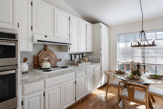 8 Starling Dr, Petaluma, CA 94954