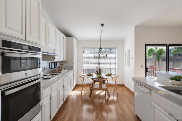 8 Starling Dr, Petaluma, CA 94954