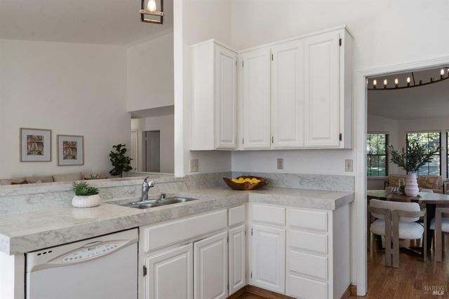 8 Starling Dr, Petaluma, CA 94954