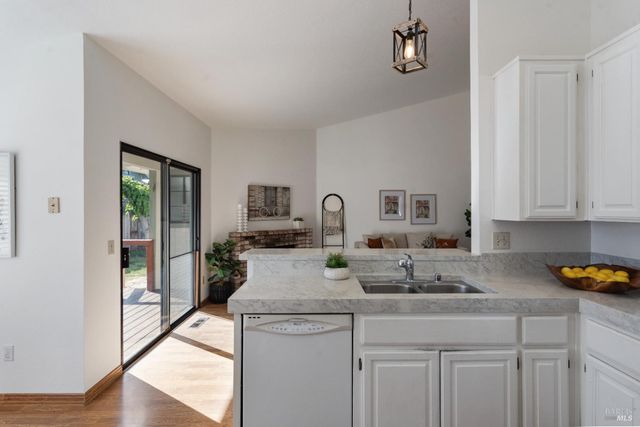 8 Starling Dr, Petaluma, CA 94954