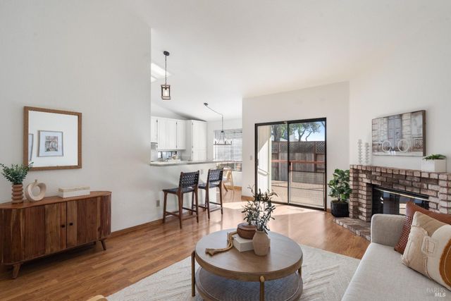 8 Starling Dr, Petaluma, CA 94954