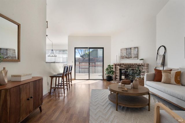 8 Starling Dr, Petaluma, CA 94954