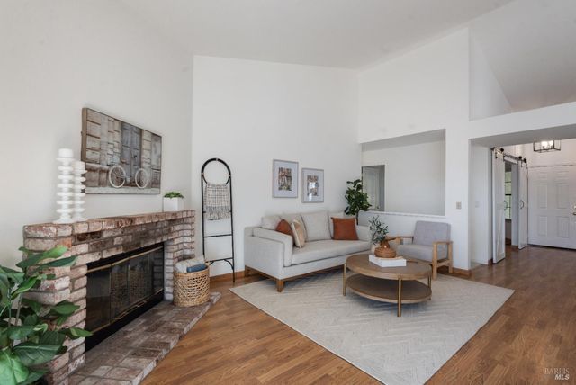 8 Starling Dr, Petaluma, CA 94954