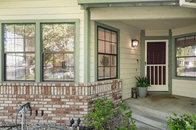 8 Starling Dr, Petaluma, CA 94954