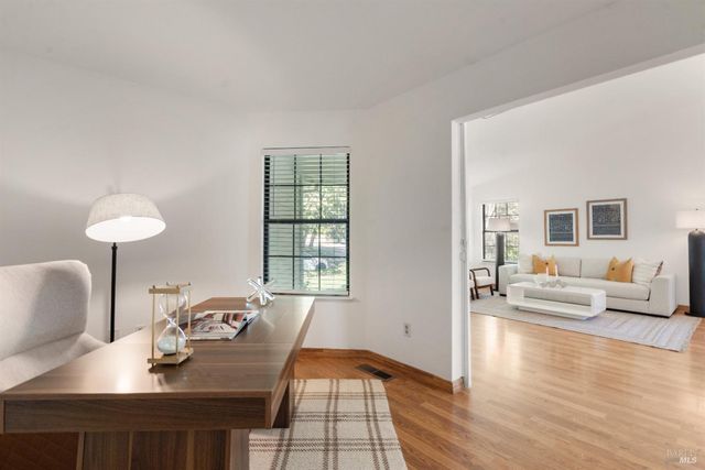 8 Starling Dr, Petaluma, CA 94954