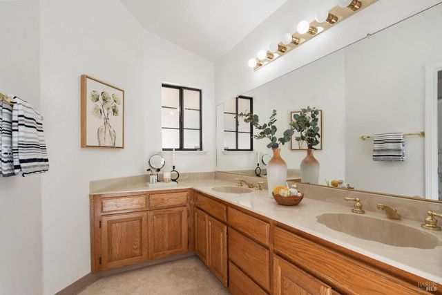 8 Starling Dr, Petaluma, CA 94954