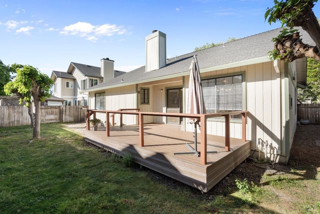 8 Starling Dr, Petaluma, CA 94954